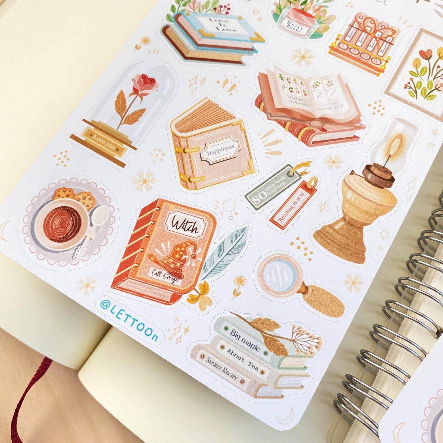 LETTOOn - Stickervel - Esthetisch boek - The Dreamer's Bookshop.