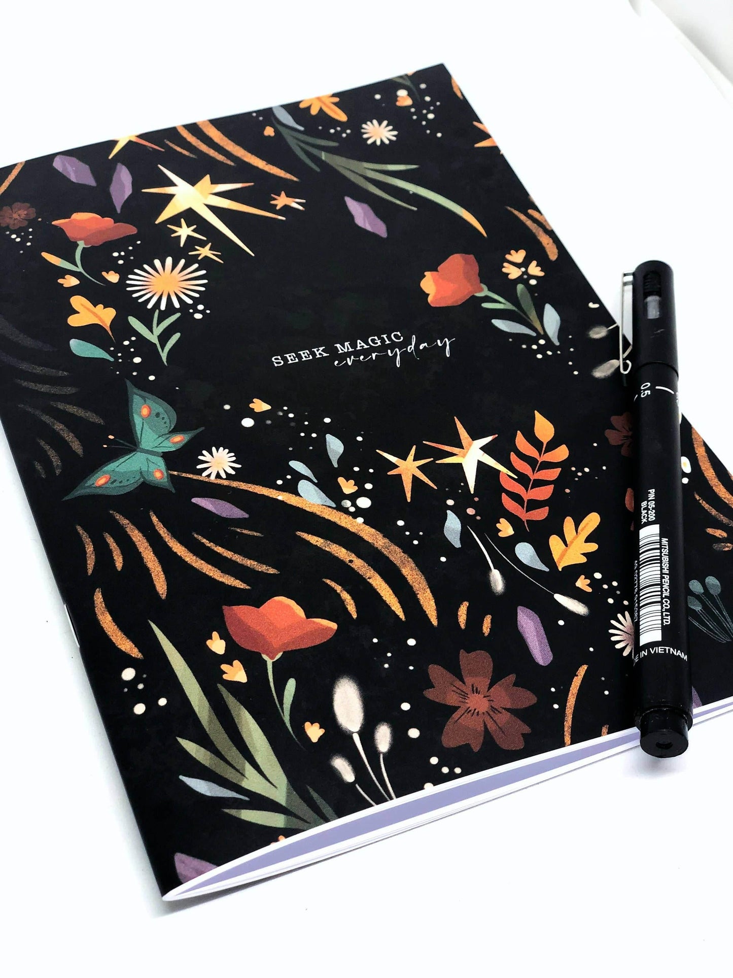 A5-notitieboek: Seek Magic Everyday - The Dreamer's Bookshop.