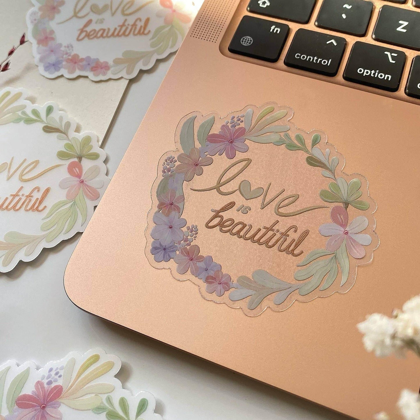 LETTOOn - Heldere vinylsticker - Liefde is mooi - The Dreamer's Bookshop.