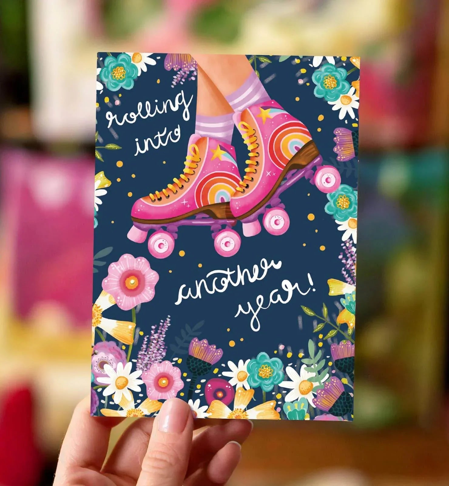 Aniet Illustration - Kaart verjaardag rolschaatsen felicitatie bloemen roze blauw - The Dreamer's Bookshop.