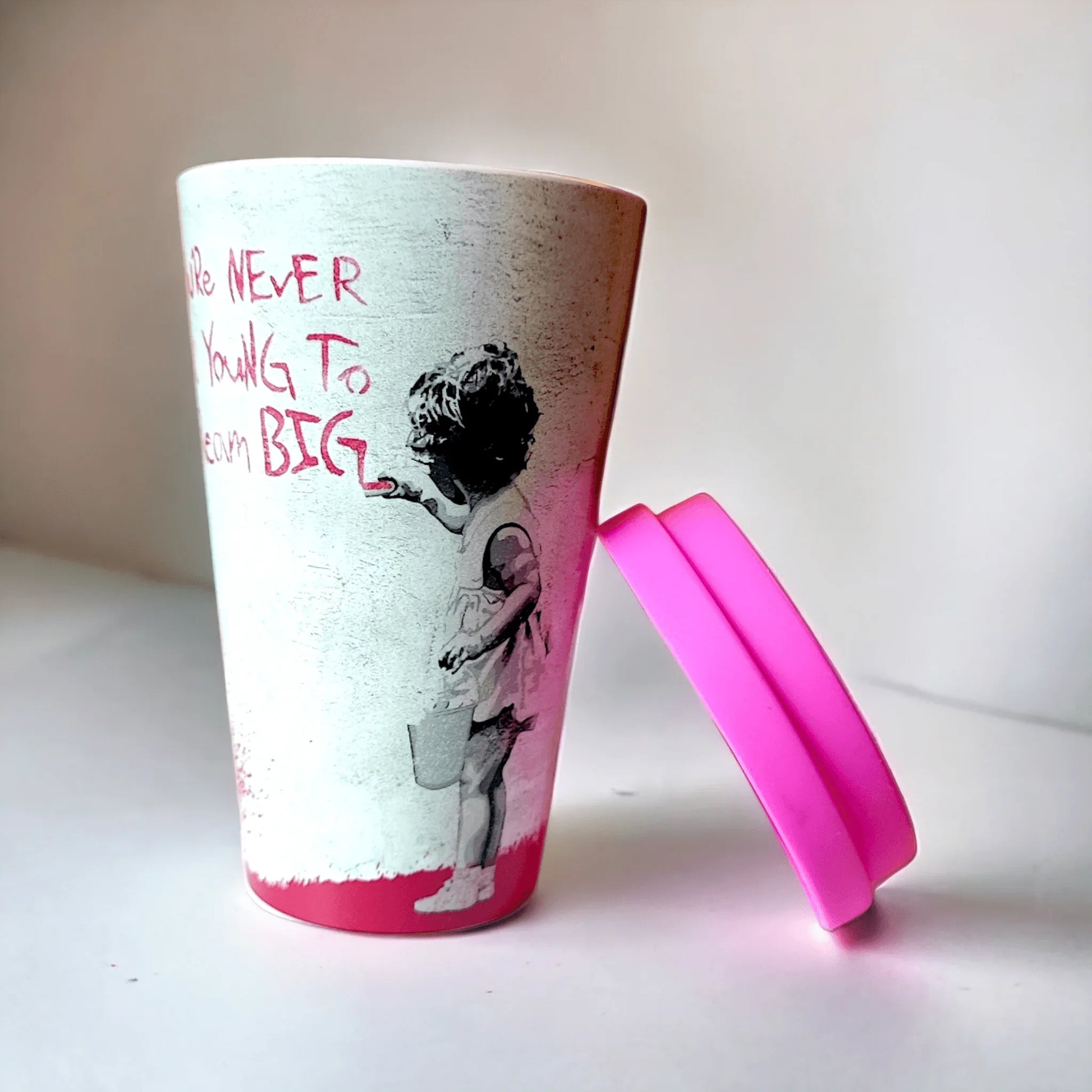 Banksy's Graffiti - Banksy RPET reisbeker 400 ml - Dream Big - The Dreamer's Bookshop.
