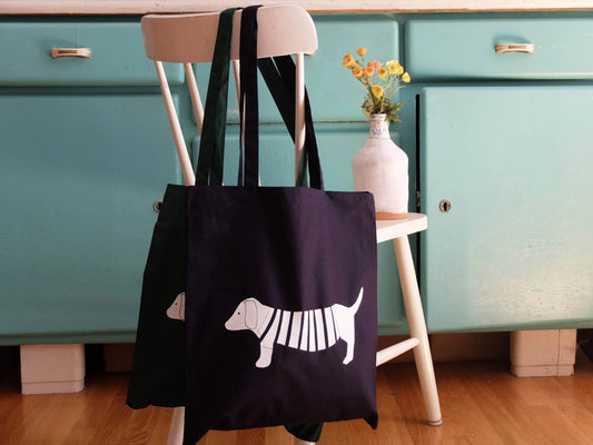 Wonder Of Today - Handbedrukte stoffen tas met teckelmotief marine - The Dreamer's Bookshop.