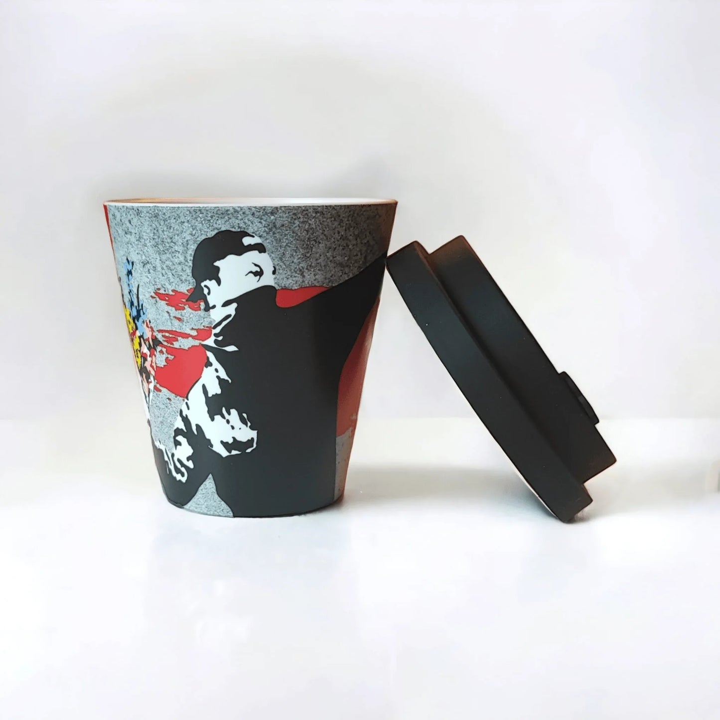 Banksy's Graffiti - Banksy Reisbeker in RPET 230 ml - The Flower Thrower - The Dreamer's Bookshop.