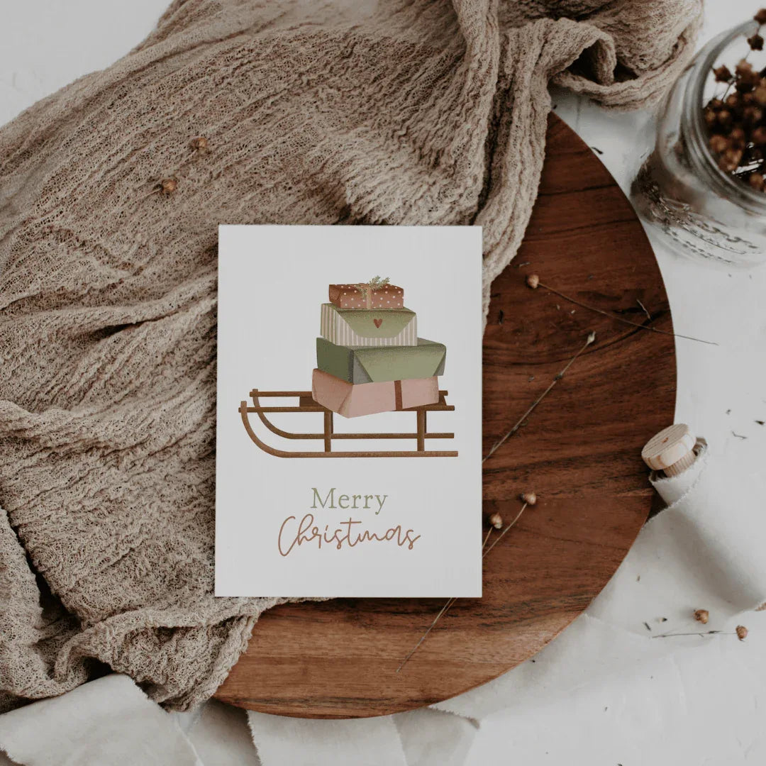 Tilda&Theo - Kerstkaart slee cadeaus - Kerstkaart - The Dreamer's Bookshop.