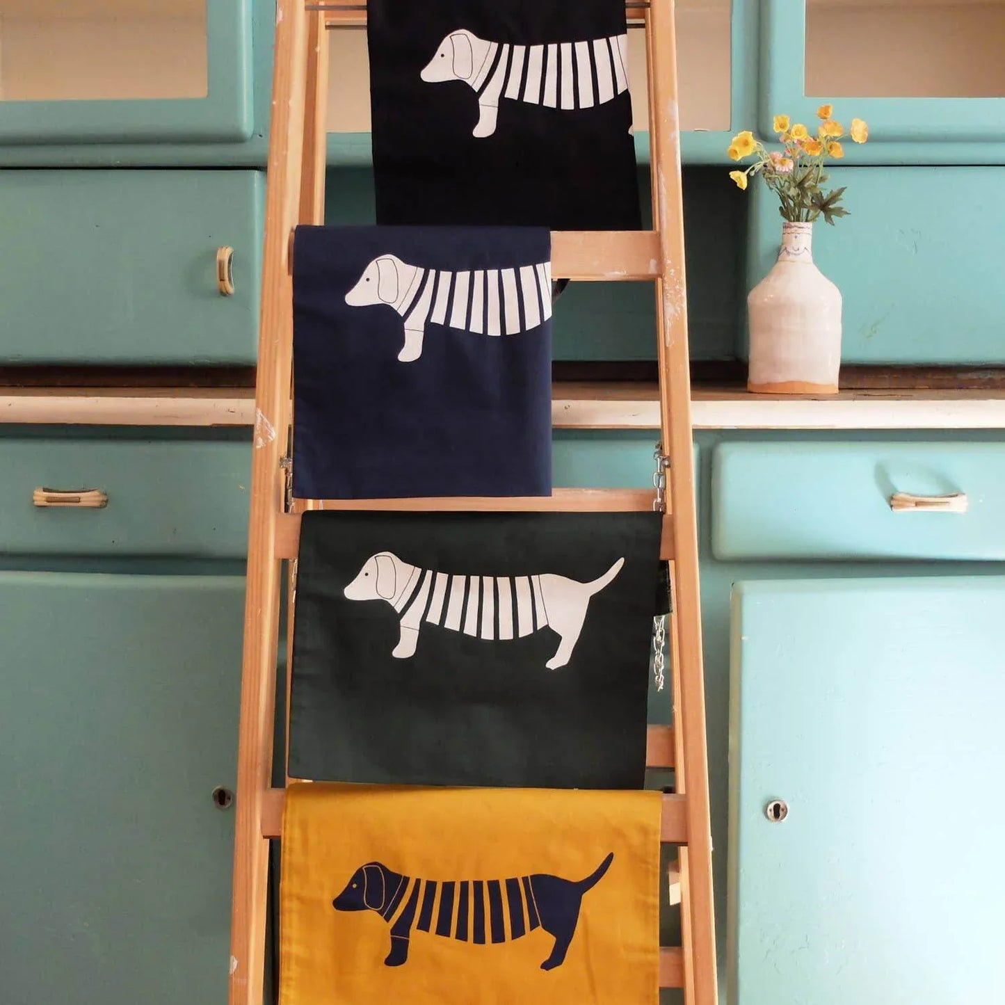 Wonder Of Today - Handbedrukte stoffen tas met teckelmotief marine - The Dreamer's Bookshop.