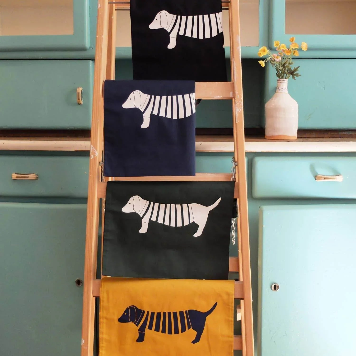 Wonder Of Today - Handbedrukte stoffen tas met groen teckelmotief - The Dreamer's Bookshop.