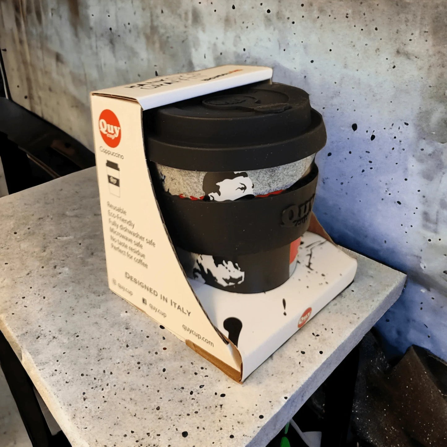 Banksy's Graffiti - Banksy Reisbeker in RPET 230 ml - The Flower Thrower - The Dreamer's Bookshop.