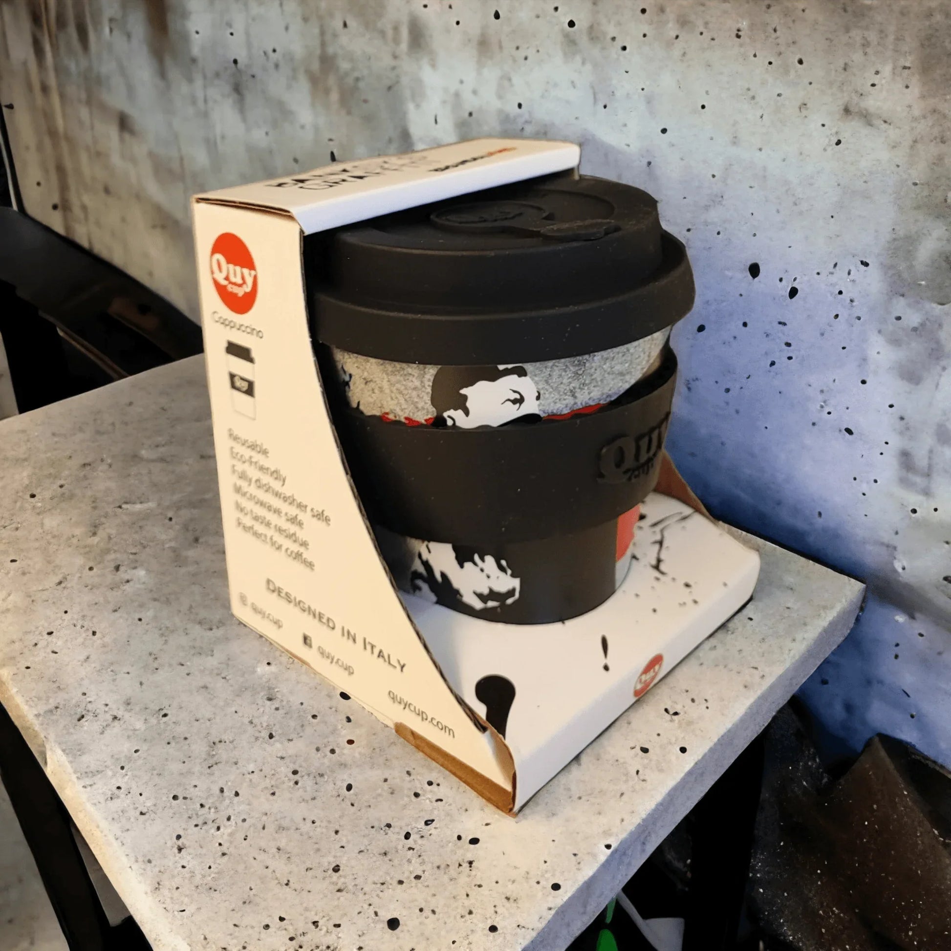 Banksy's Graffiti - Banksy Reisbeker in RPET 230 ml - The Flower Thrower - The Dreamer's Bookshop.