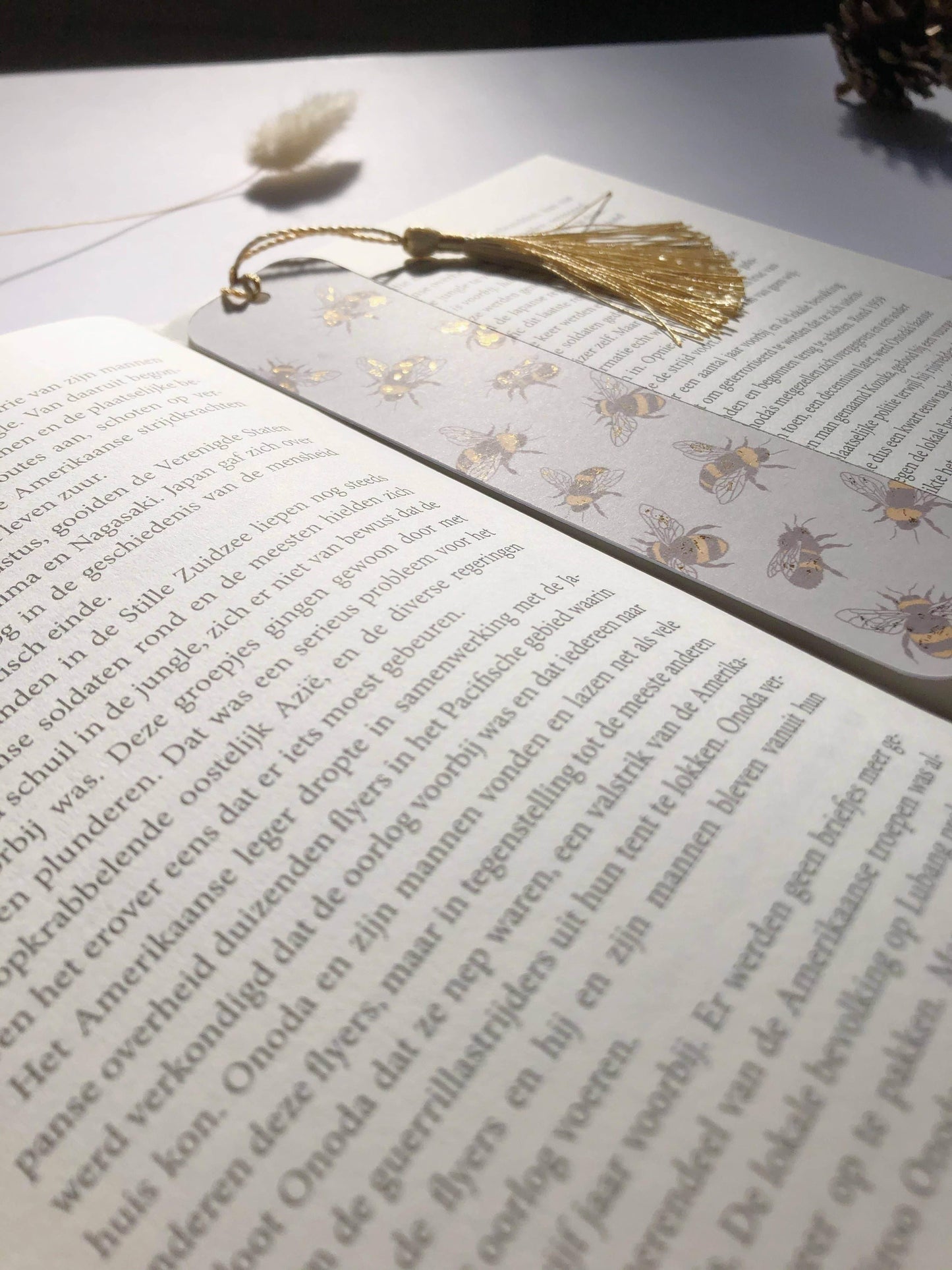 T's Stationery - Gouden verijdelde boekenlegger met bijen - The Dreamer's Bookshop.