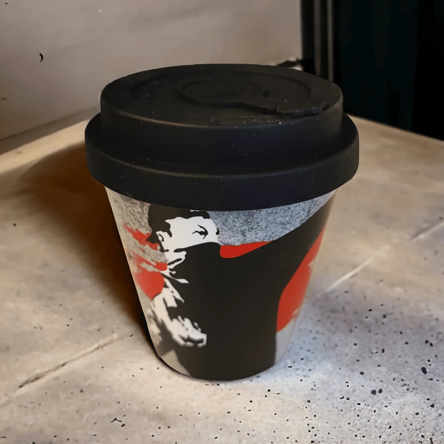 Banksy's Graffiti - Banksy Reisbeker in RPET 230 ml - The Flower Thrower - The Dreamer's Bookshop.