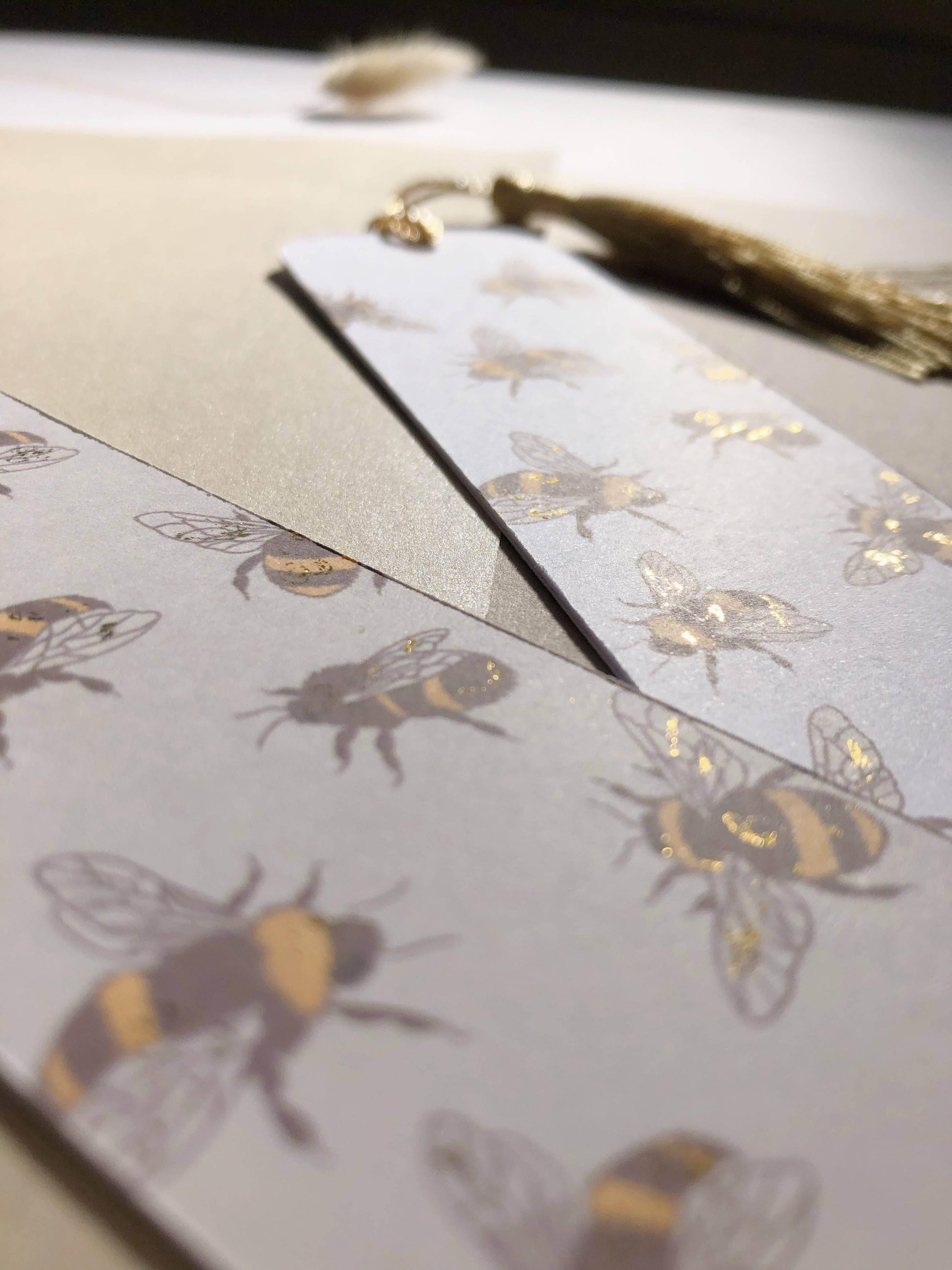 T's Stationery - Gouden verijdelde boekenlegger met bijen - The Dreamer's Bookshop.