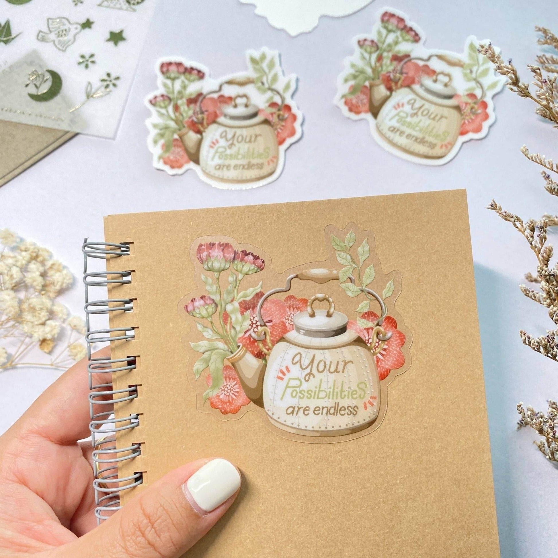 LETTOOn - Doorzichtige vinylsticker - Theepot met bloemen - The Dreamer's Bookshop.