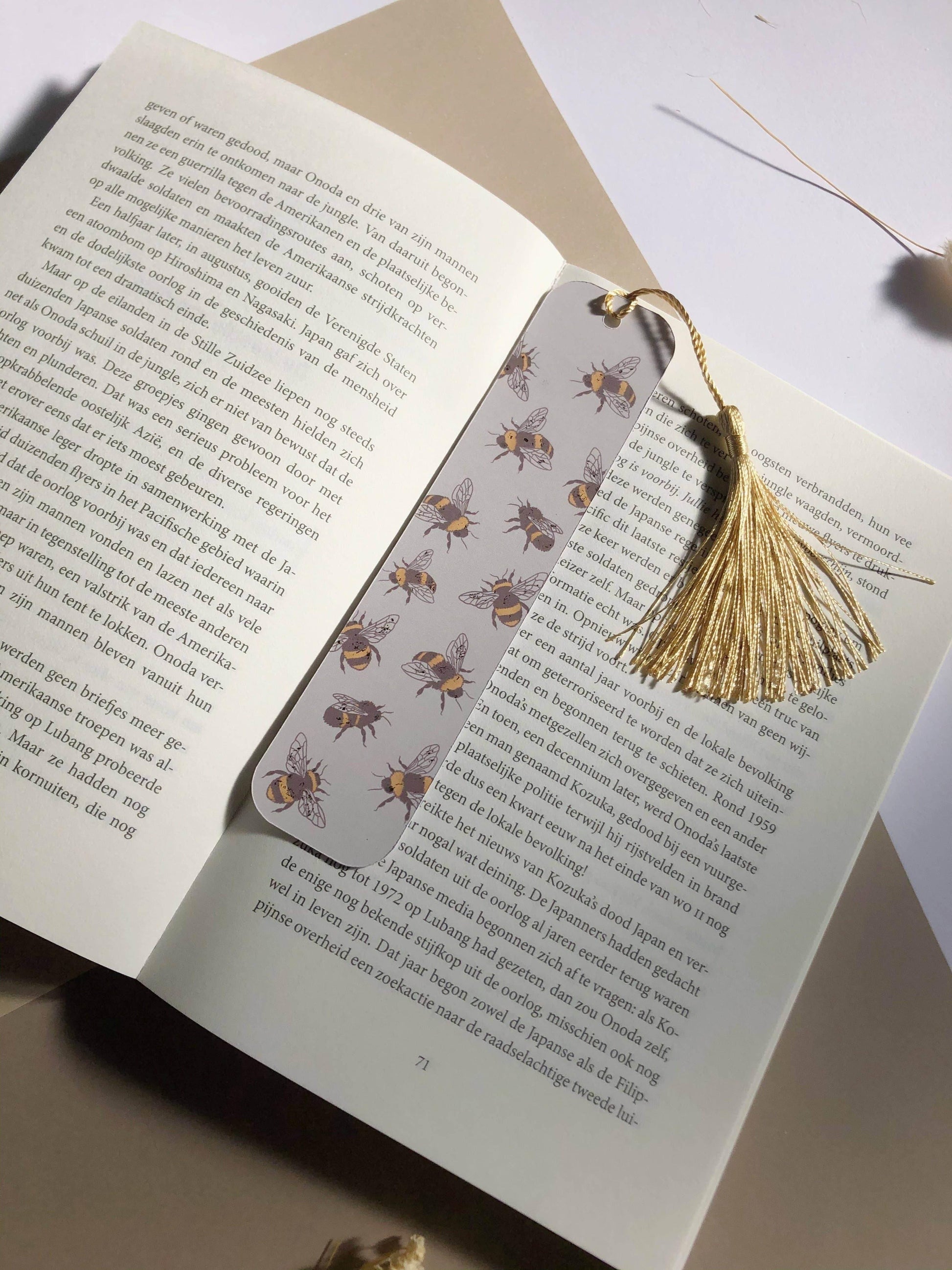 T's Stationery - Gouden verijdelde boekenlegger met bijen - The Dreamer's Bookshop.
