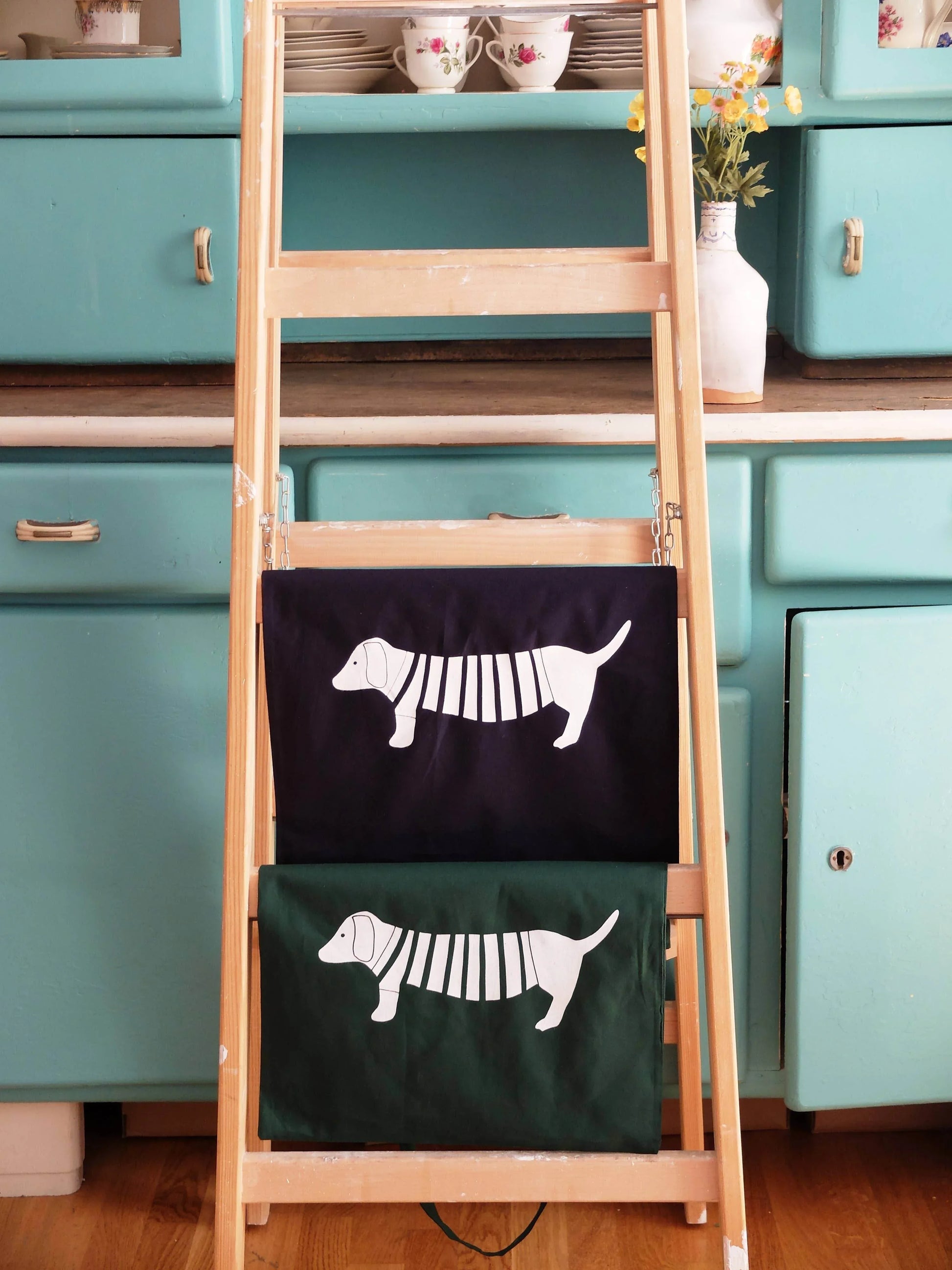 Wonder Of Today - Handbedrukte stoffen tas met teckelmotief marine - The Dreamer's Bookshop.