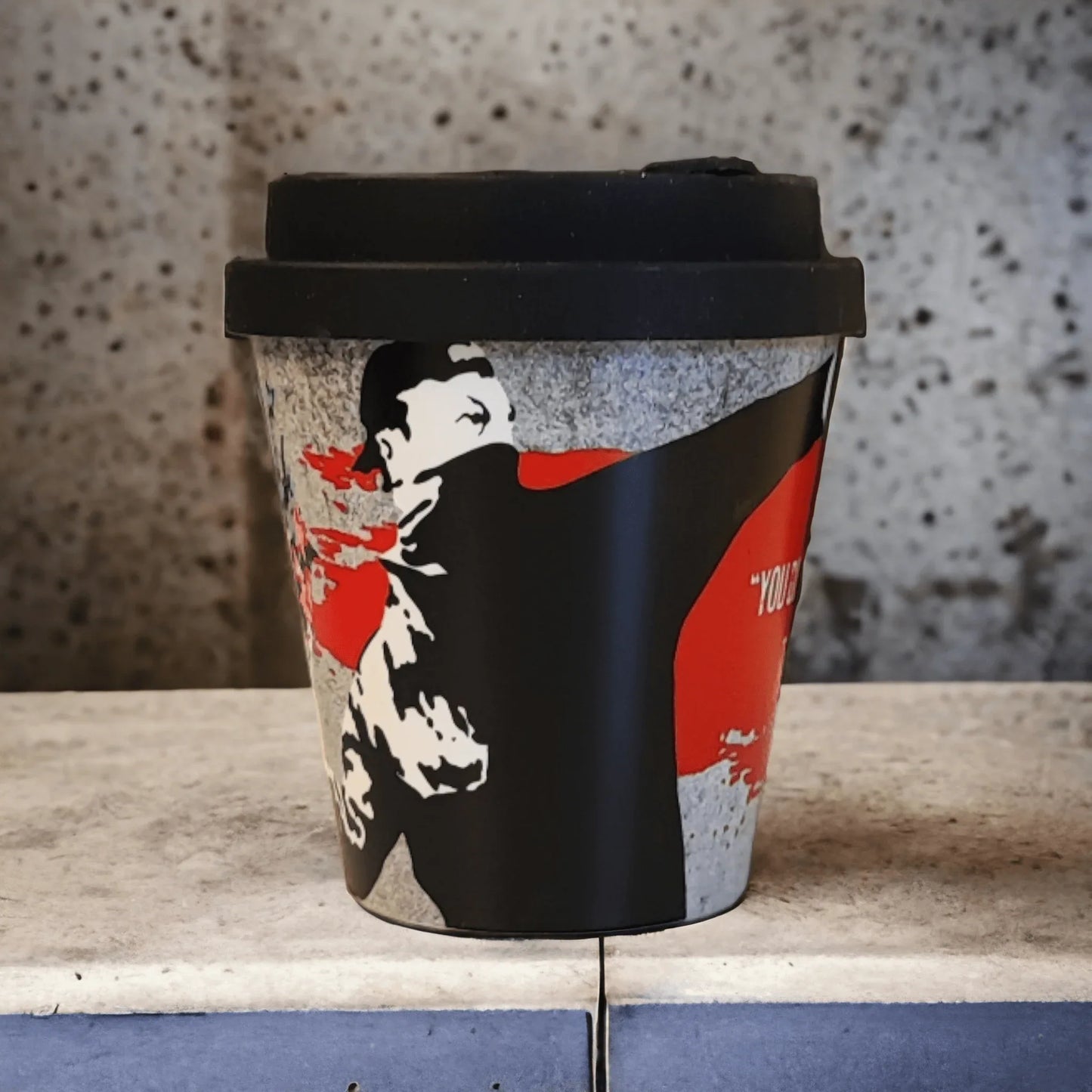 Banksy's Graffiti - Banksy Reisbeker in RPET 230 ml - The Flower Thrower - The Dreamer's Bookshop.