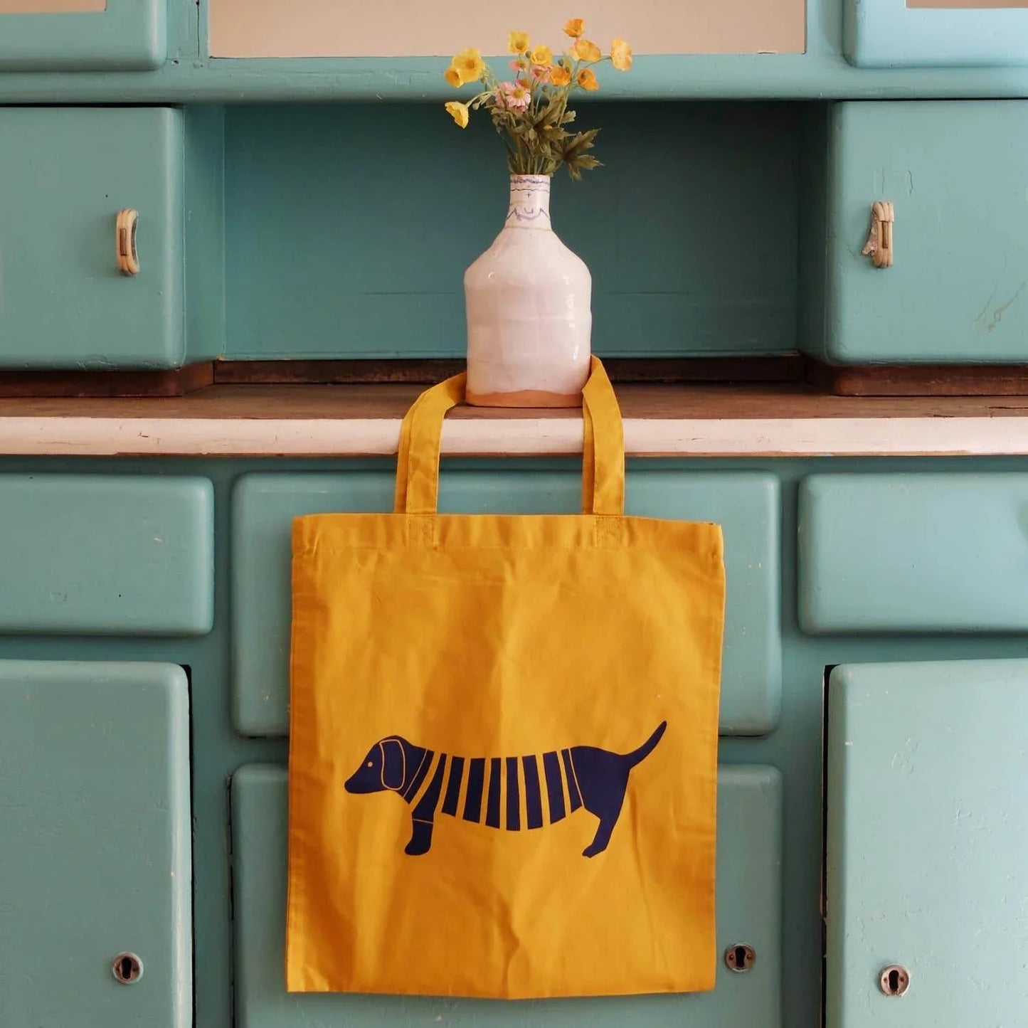 Wonder Of Today - Handbedrukte stoffen tas met teckelmotief mosterd - The Dreamer's Bookshop.